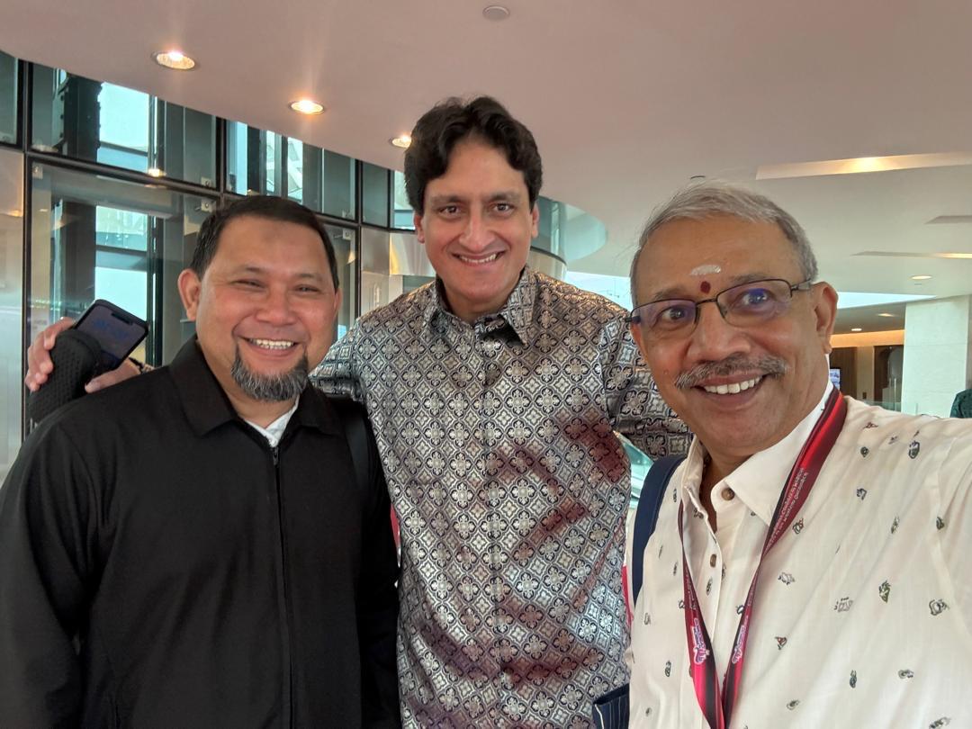 Dr Zool Hilmi meeting his teacher Dr Murali and Dato Sri Dr Amir Shah at the congress