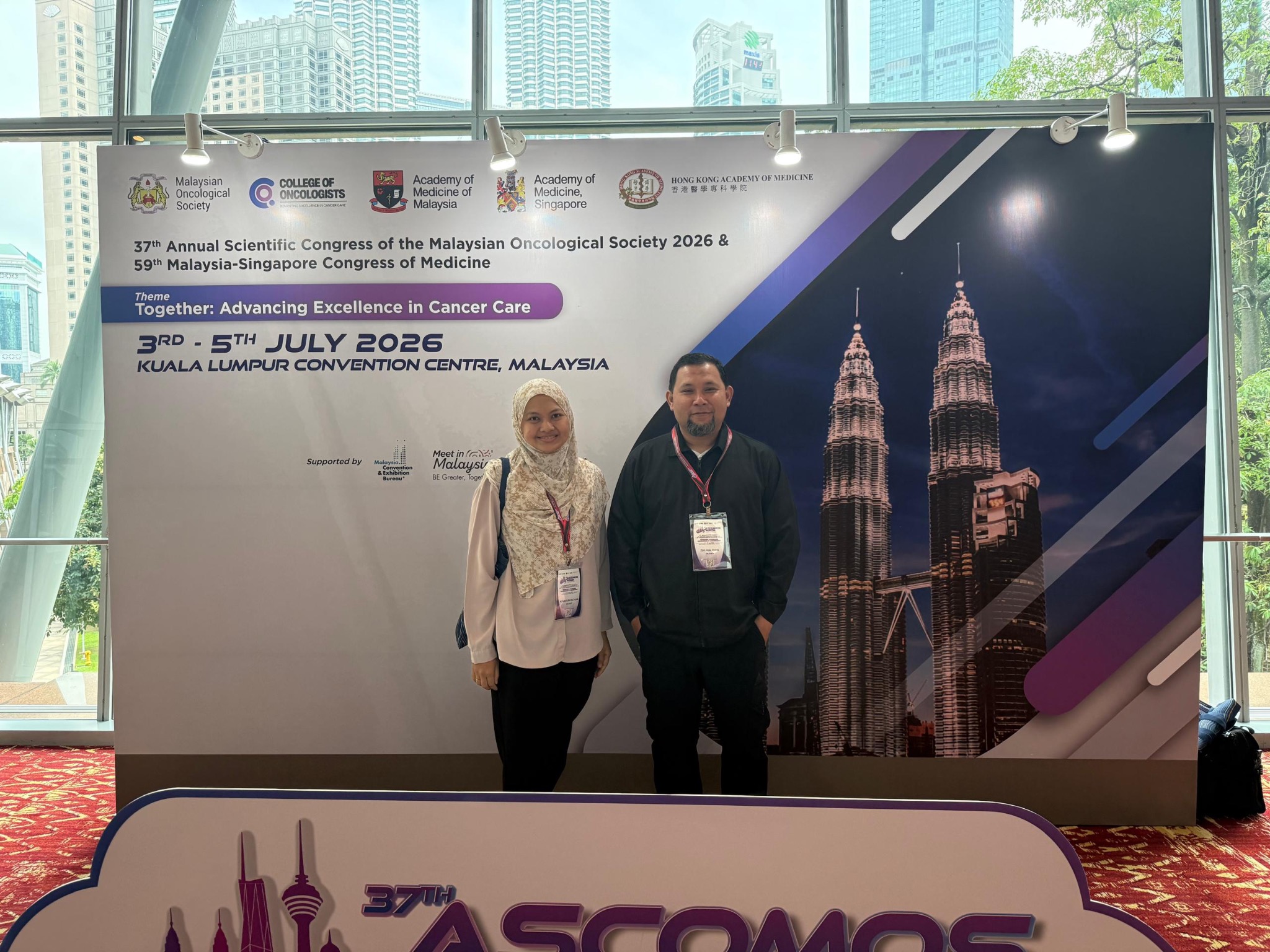 Dr Zool Hilmi reunited with his former medical physicist colleague from Sarawak at the 2026 congress
