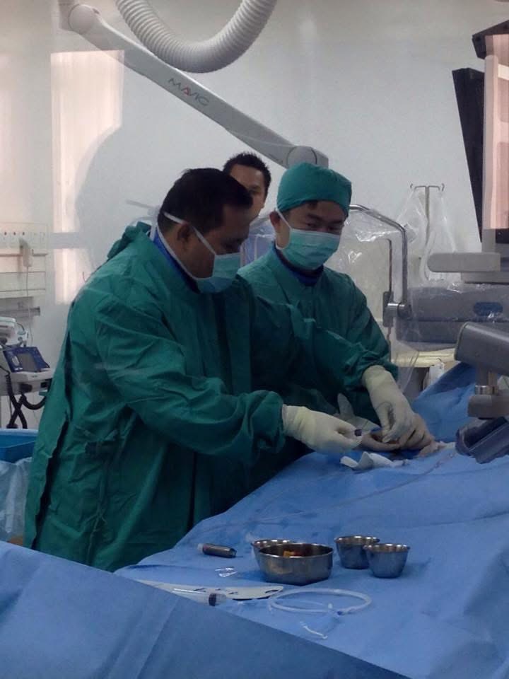 Dr Zool Hilmi and the multidisciplinary team performing MAA mapping before SIRT